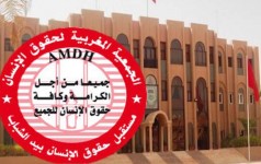 وقفة احتجاجية للجمعية المغربية لحقوق الانسان أمام عمالة 