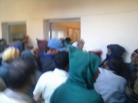 صور اقتحام المواطنين لباحة جماعة 