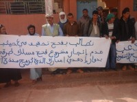 ساكنة بوطروش يحتجون أمام مقر الجماعة ضد رئيسها