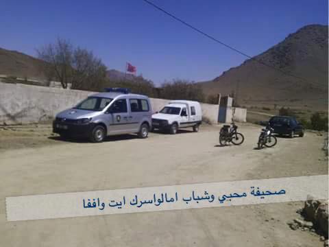 الصورة لسيارة الدرك الملكي أثناء التحقيقات مع أولياء وآباء التلاميذ والضحايا أمام بوبة المؤسسة