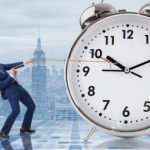 جدل الساعة الإضافية يعود من جديد .. مطالب بإلغائها كليا لتعذيبها المغاربة!