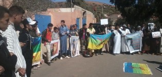 وقفة احتجاجية تنديدية أمام مقر قيادة تيغيرت وقفة احتجاجية تنديدية أمام مقر قيادة تيغيرت