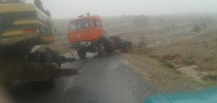 (بالصور) ... انقلاب شاحنة كبيرة في حادث سير بجماعة إبضر